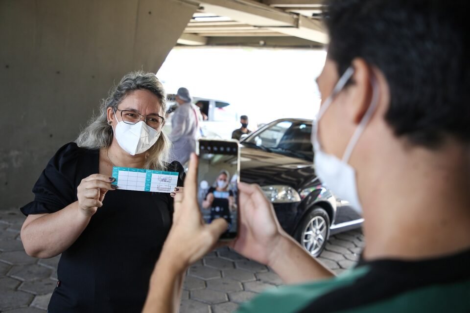 Registro da esperança: público guarda momento da aplicação ...