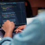 Programa alinha currículo à demanda e conecta aluno com vaga