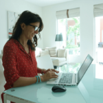 Peças híbridas ganham espaço na moda corporativa