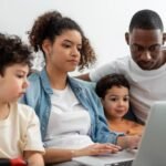 Algoritmos moldam crianças e desafiam pais na educação com tecnologia