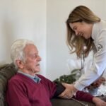 Envelhecimento da população acelera demanda por cuidadores