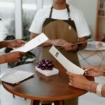 Abrasel lança cartilha “Garçom Nota 10” para qualificação