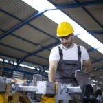 Manpower abre 42 vagas para operador(a) de produção em SP