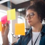 Compras antecipadas de brindes evitam atrasos e taxas de urgência