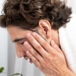 Dermatologista alerta os 5 maiores erros na limpeza do rosto
