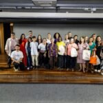 Aos 94 anos, idosa lança livro após experiência com IA e VR