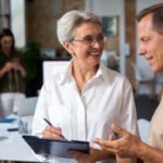 Profissionais 50+ ganham espaço em empregos de base