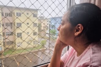 Moradora do Viver Melhor pensando sobre o desperdício de água