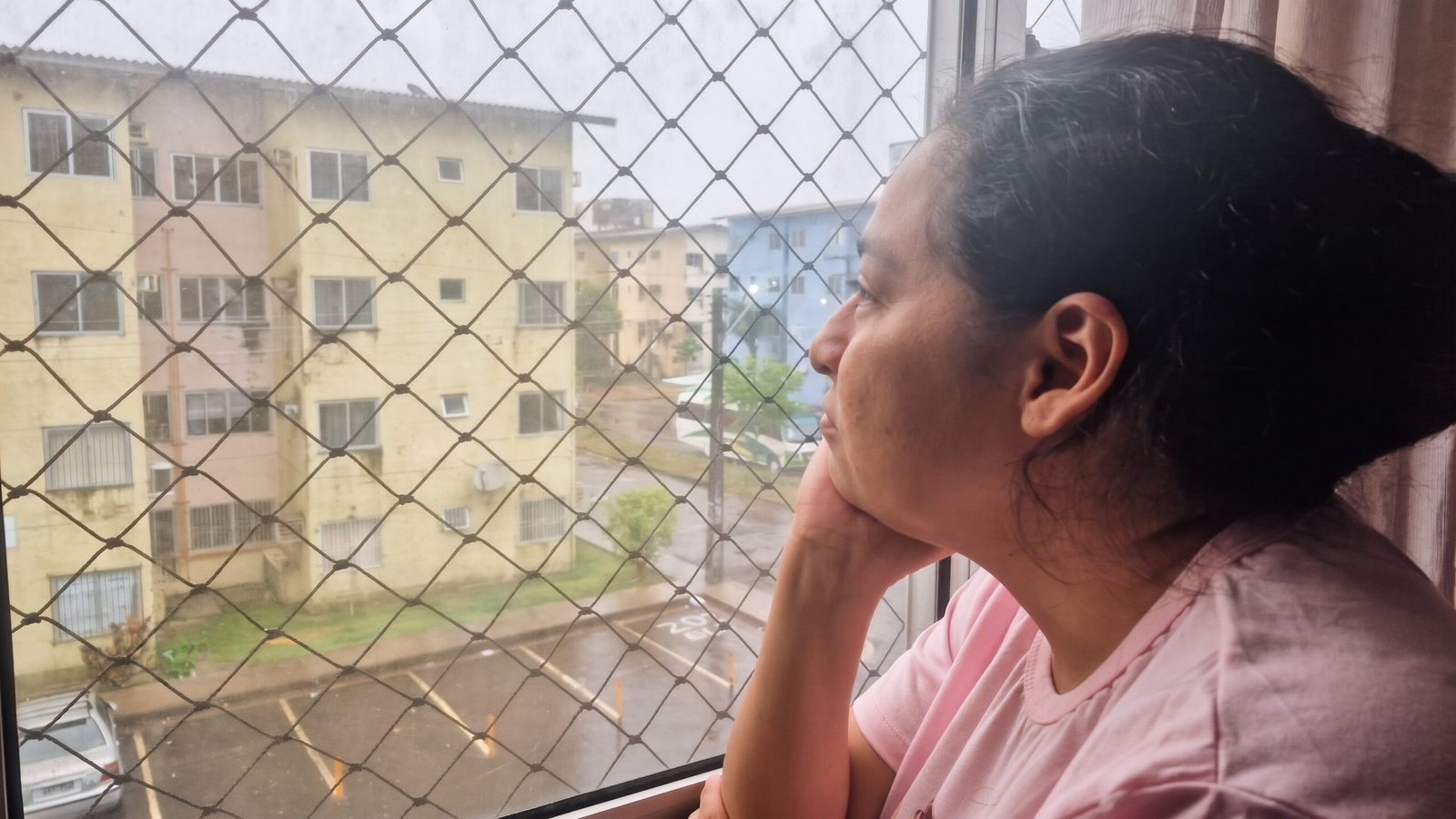 Moradora do Viver Melhor pensando sobre o desperdício de água